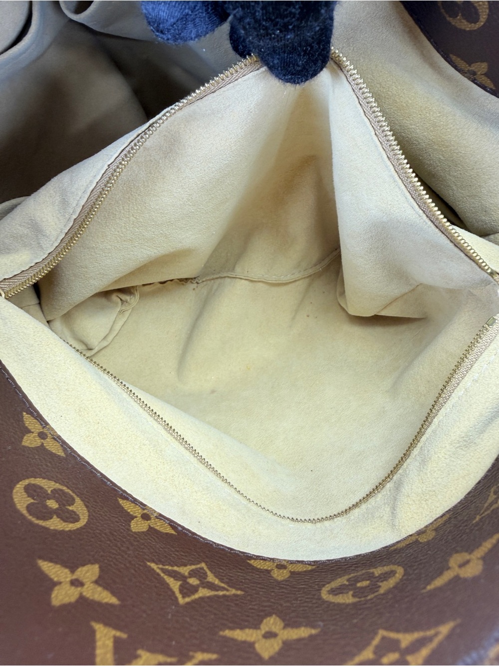 Louis Vuitton Monogram Artsy MM Shoulder Bag - Picture 11 of 12